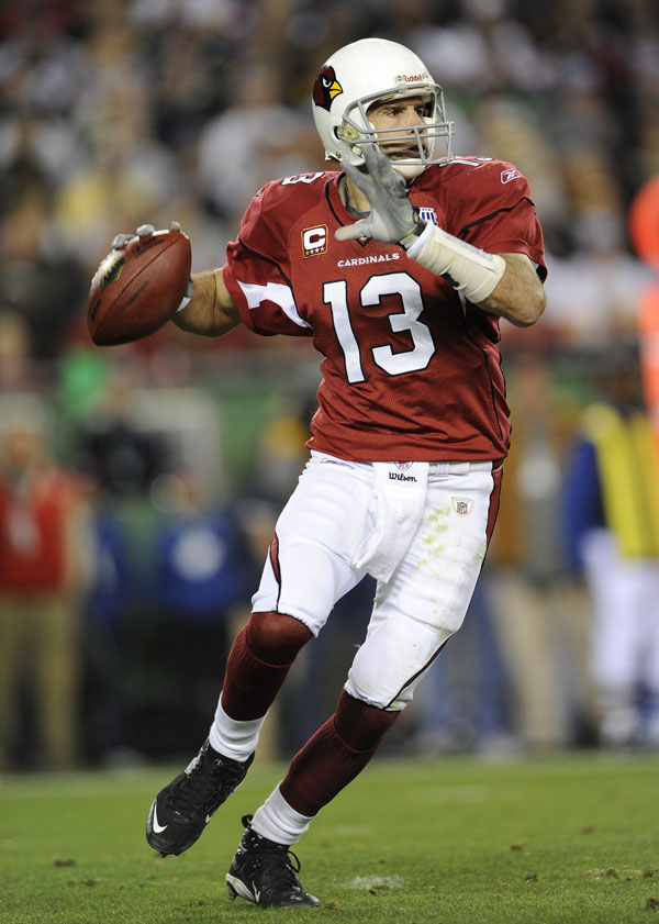 Kurt Warner throwing the football