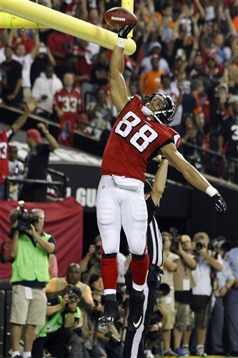 Tony Gonzalez celebrates his touchdown